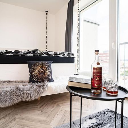 Zeppelin Studio With An Industrial View - Brno Apartment Luaran gambar