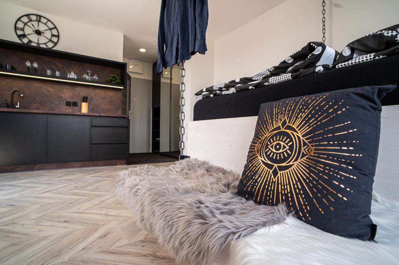 Zeppelin Studio With An Industrial View - Brno Apartment Luaran gambar