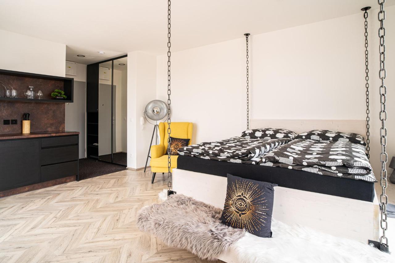 Zeppelin Studio With An Industrial View - Brno Apartment Luaran gambar